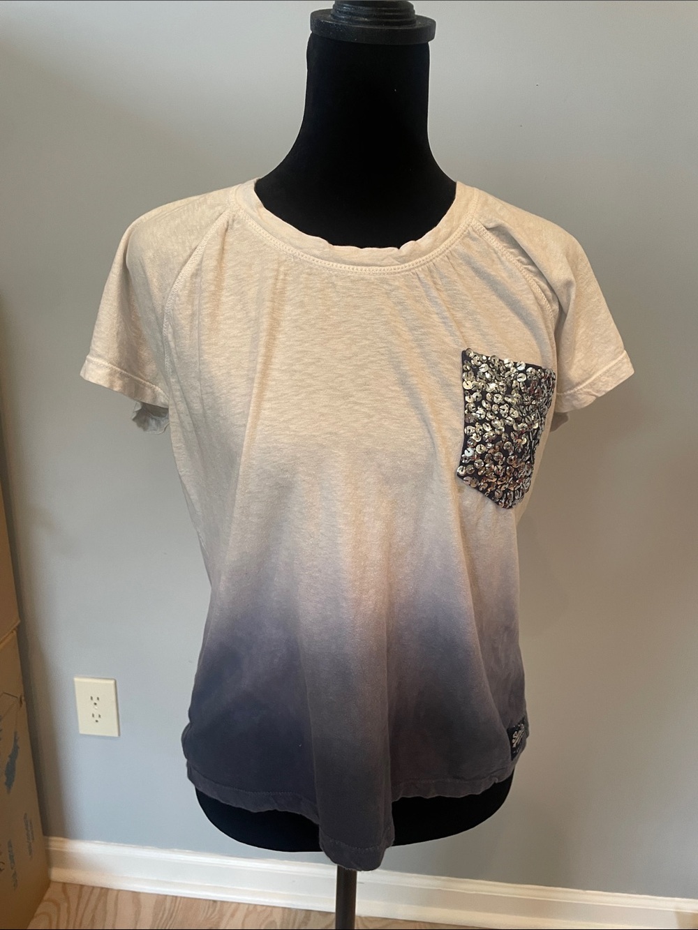 Women’s Ombré Short Sleeve Tee with Sequin Pocket - Cream to Navy medium